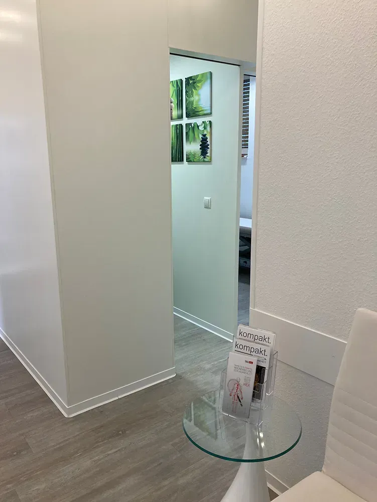 Ein Wartezimmer mit Glastisch und Stühlen