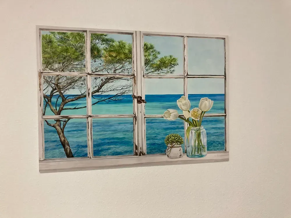 Ein Gemälde eines Fensters mit Blick auf das Meer