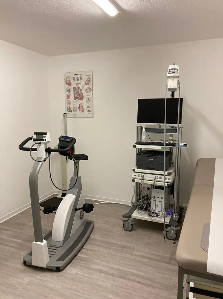 Ein Raum mit einem Laufband und einem Computer darin
