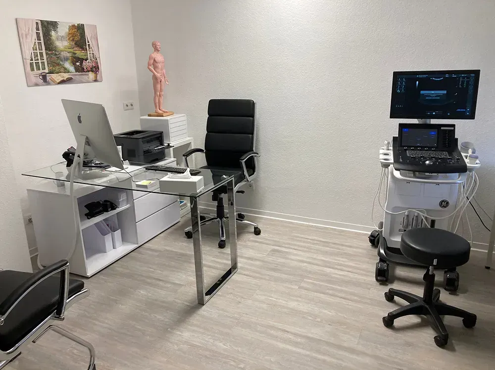 Eine Frau fährt auf einem Heimtrainer, während eine andere Frau zusieht.