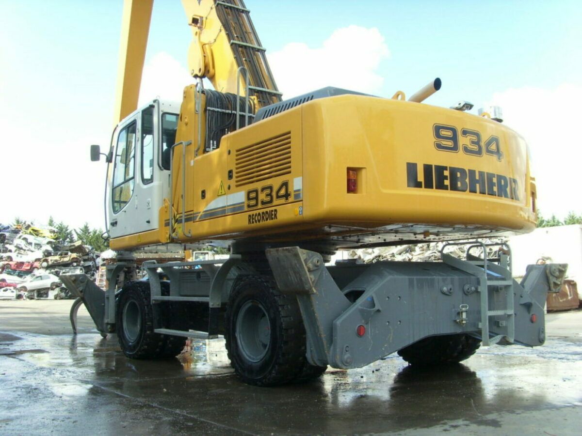 Engin de manutention Liebherr 934 jaune sur roues, à l'extérieur dans une cour.