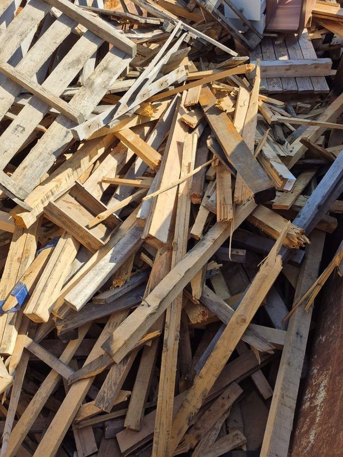 Tas de palettes en bois cassées et de débris.