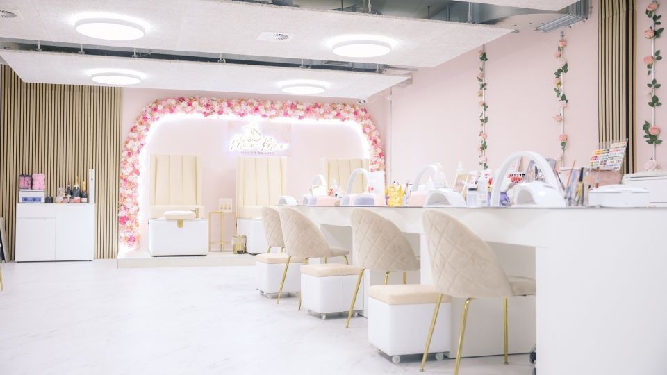 Im Nagelstudio stehen mehrere Stühle in einer Reihe. Foto von der Meo Meo Nails & Beauty GmbH