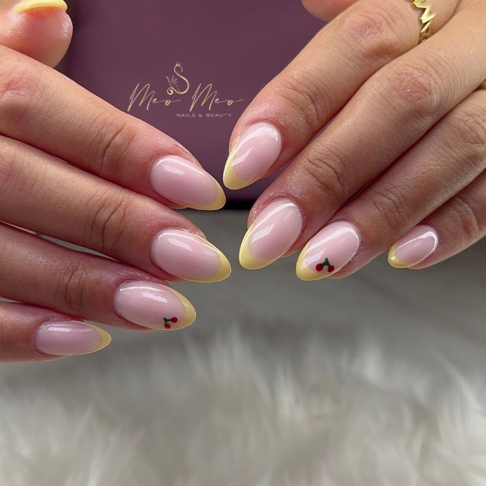 Eine Nahaufnahme der Hand einer Frau mit langen rosa und weissen Nägeln. Foto von der Meo Meo Nails & Beauty GmbH