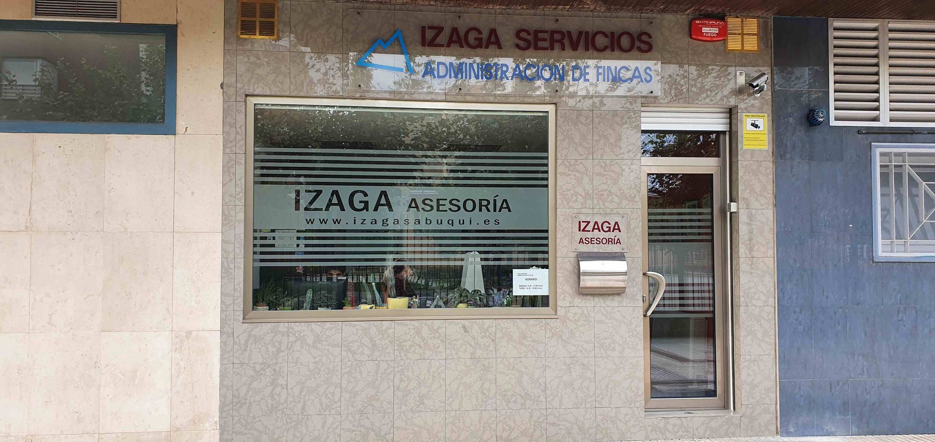 Un edificio con un cartel que dice izaga servicios