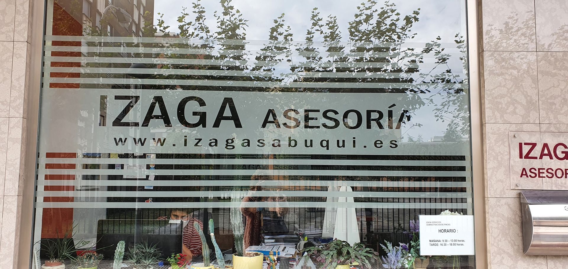 Una ventana con Zaga Asesoría escrito en ella