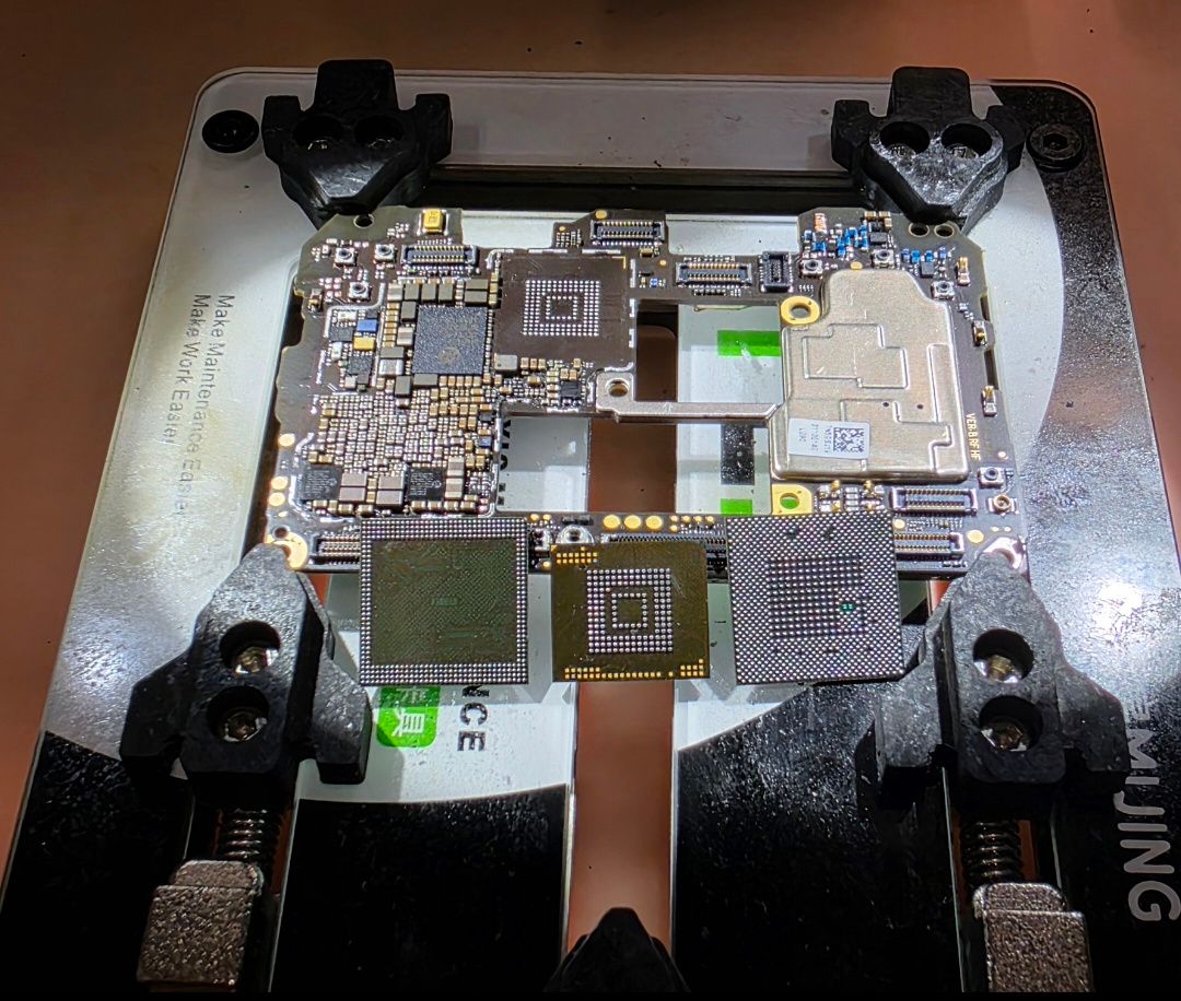 Microsoudure et transfert CPU/NAND sur carte mère Huawei P20 Pro.