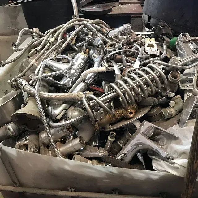 Una pila de chatarra está dentro de una caja.