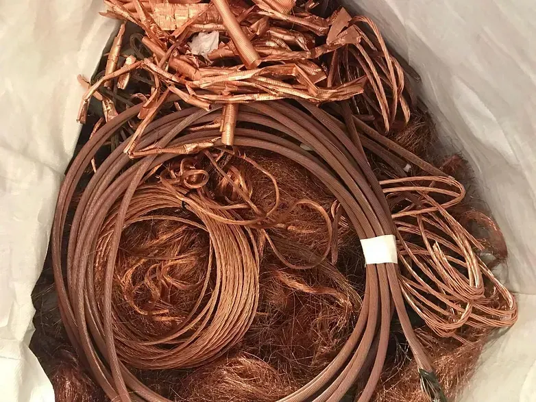 Una pila de alambre de cobre está en una bolsa de plástico.