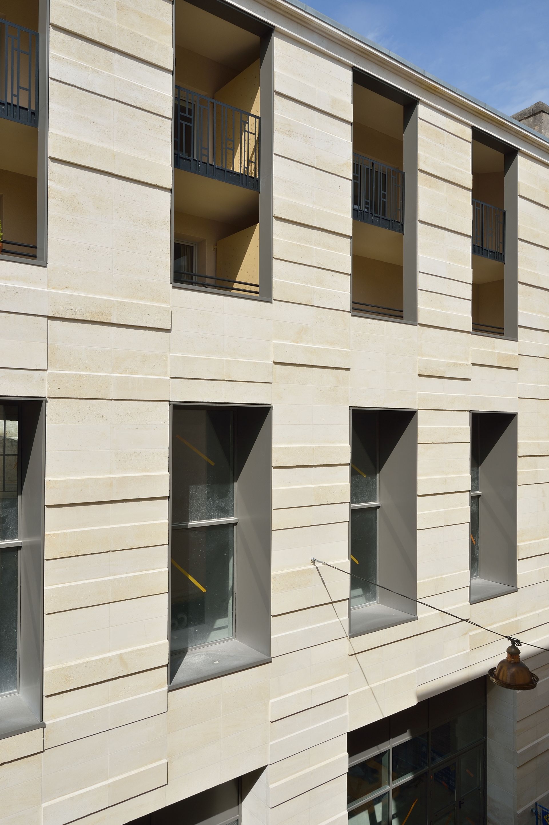 Façade travaillée, moulures et balcon