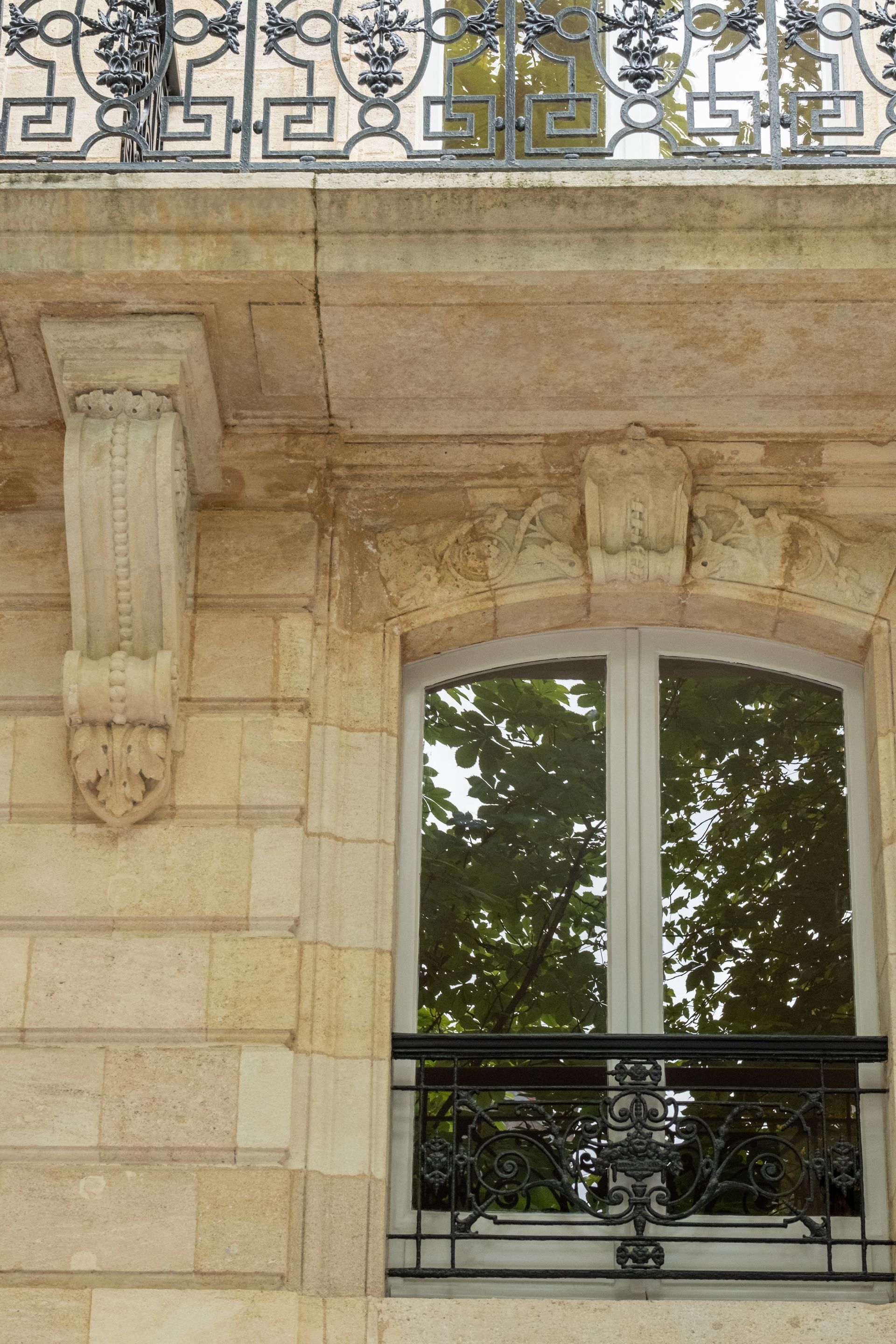Contour de fenêtre et corniche en pierre