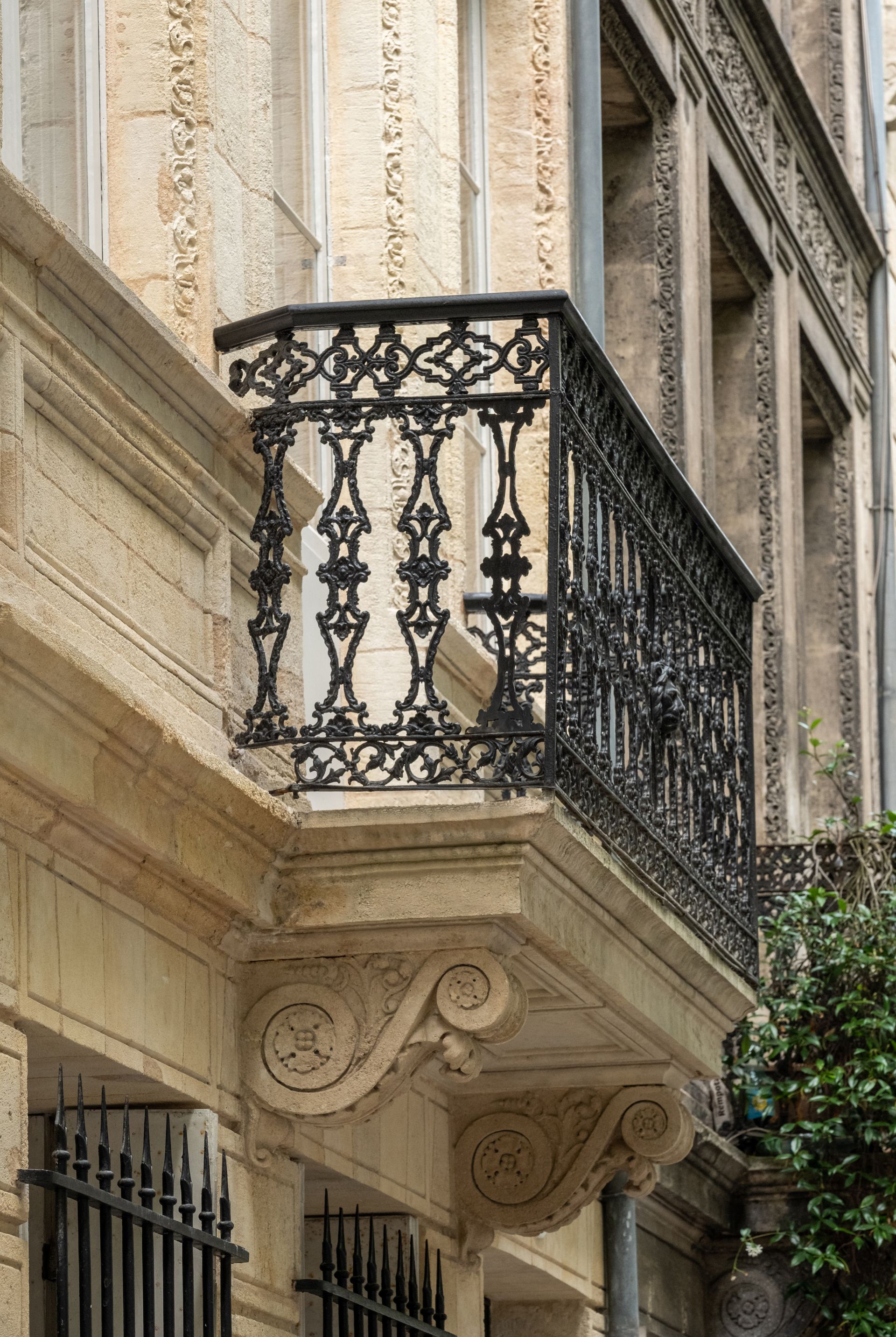 Joli balcon en fer forgé