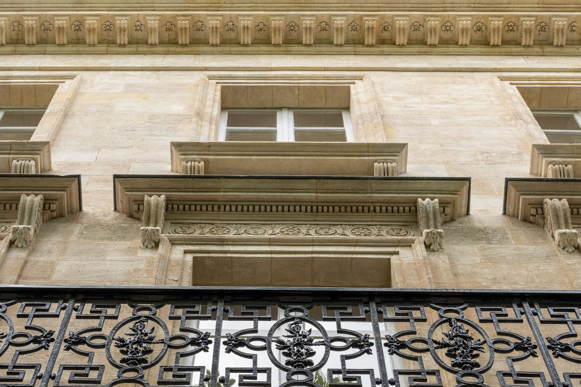 Façade travaillée, moulures et balcon