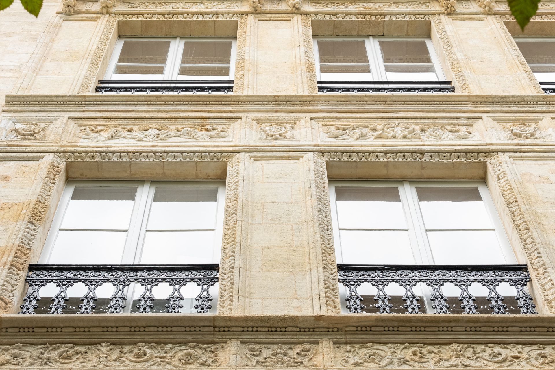 Monument aux morts décoré d'un rameau sculpté