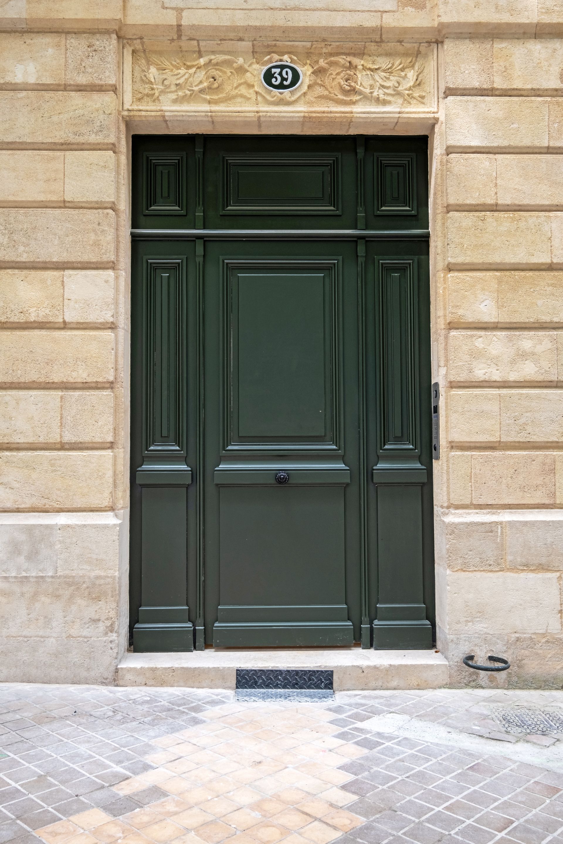 Contour d'une porte en bois peinte en vert