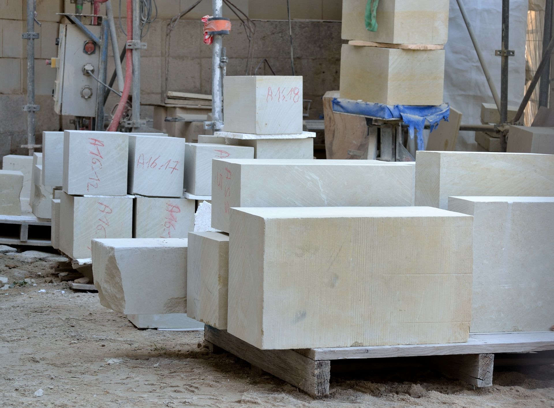 Des gros blocs de pierre sur des palettes