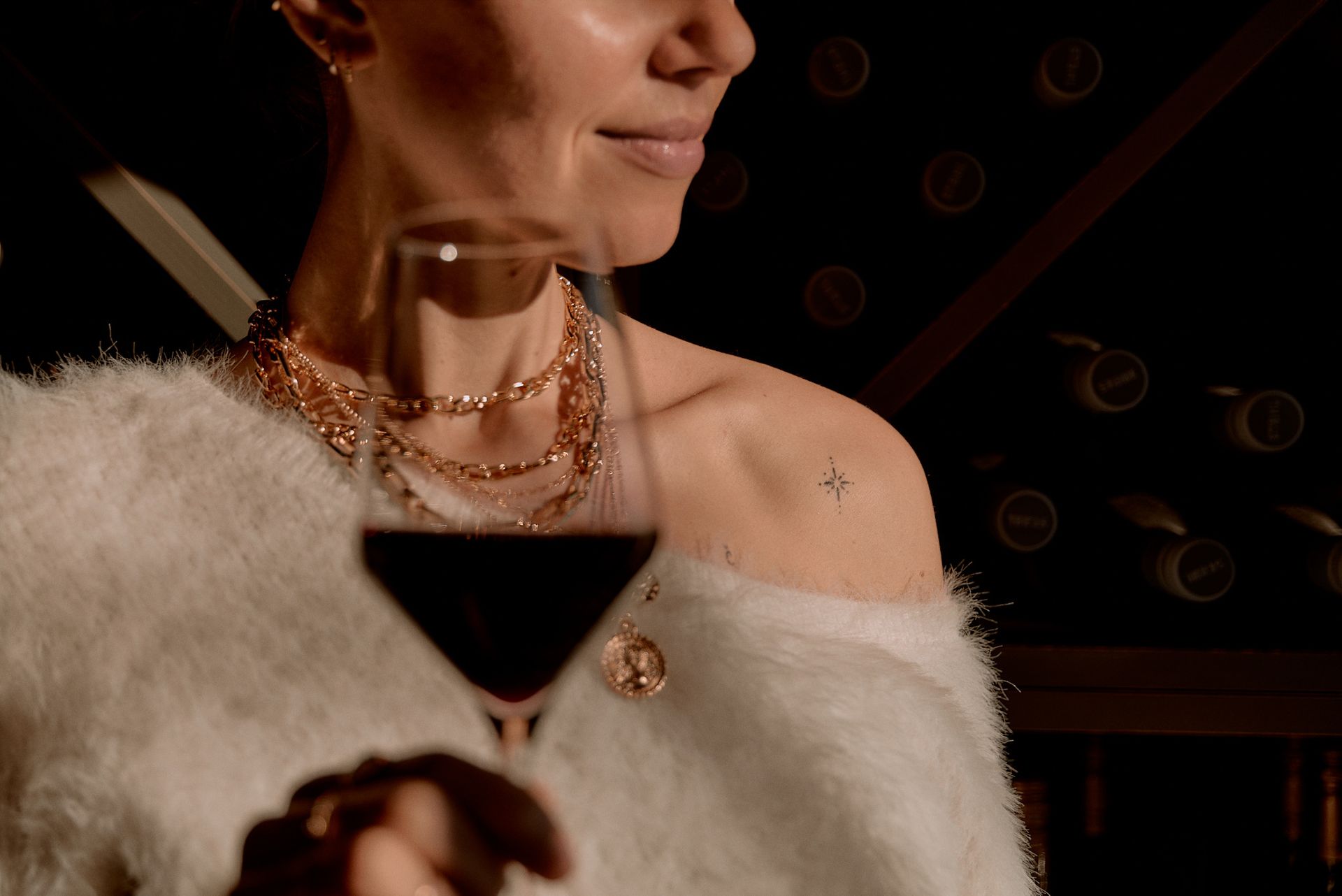 Eine Frau hält ein Glas Wein in der Hand.