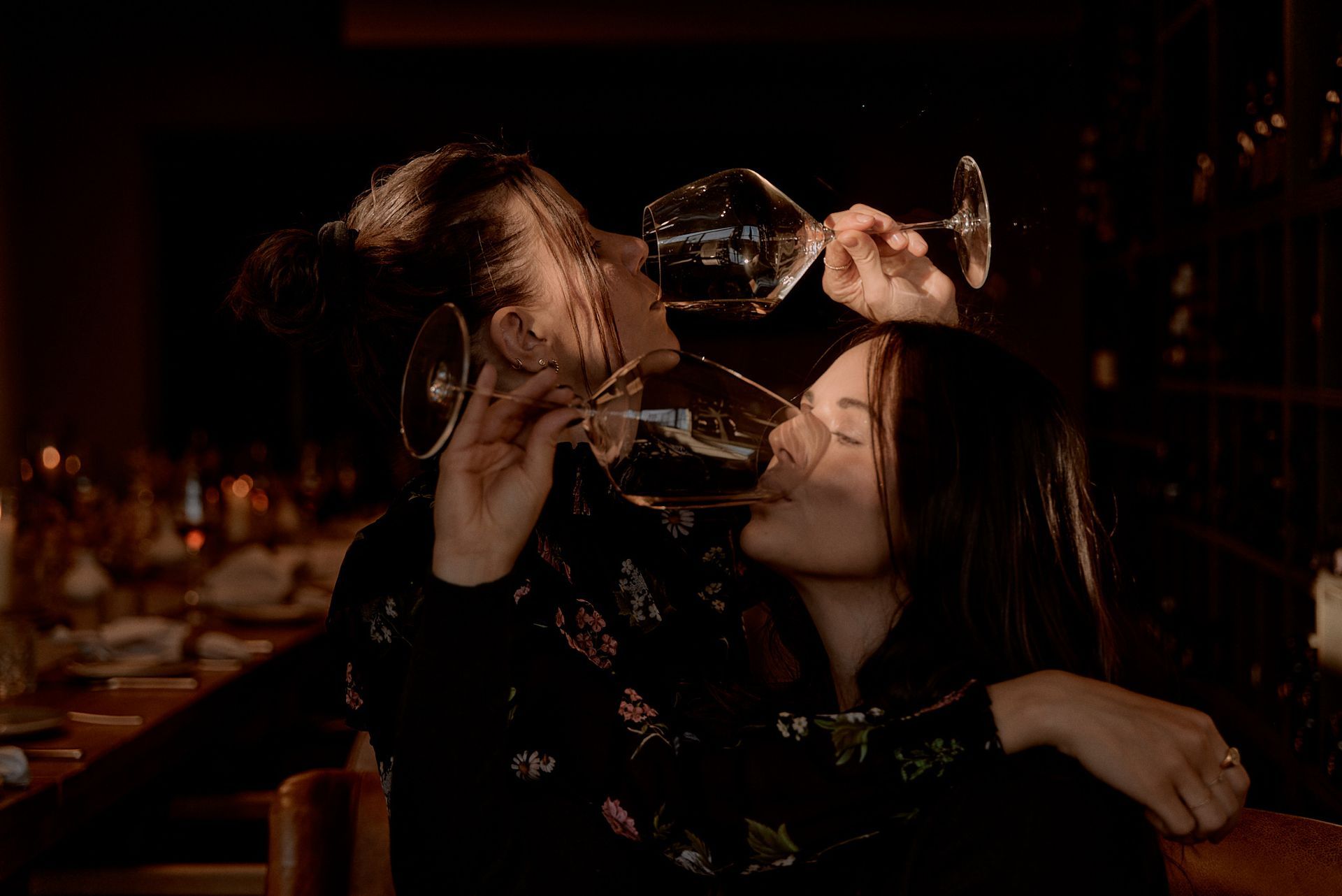 Zwei Frauen trinken zusammen Wein in einem Restaurant.