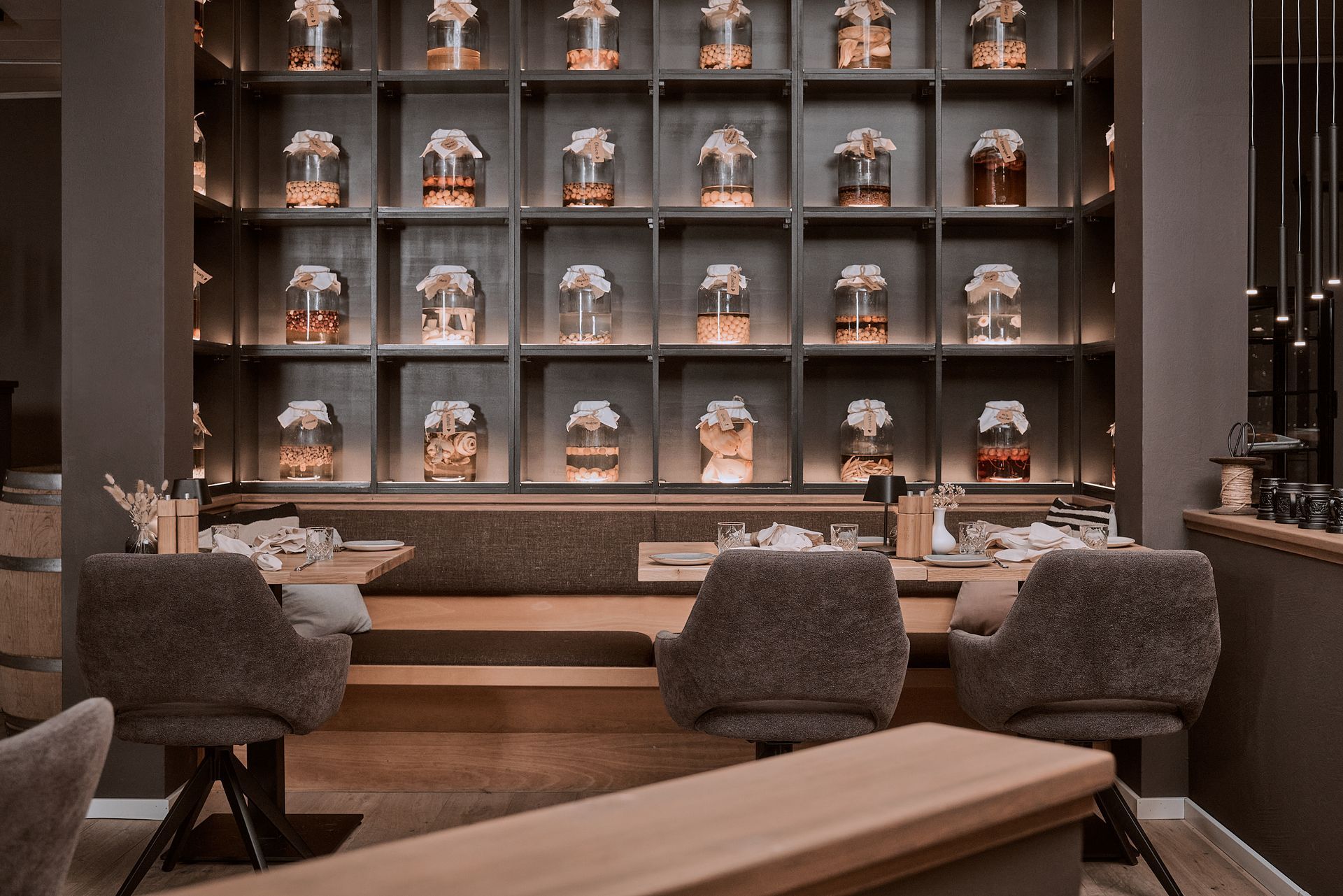 Ein Restaurant mit Tischen und Stühlen und einer Regalwand