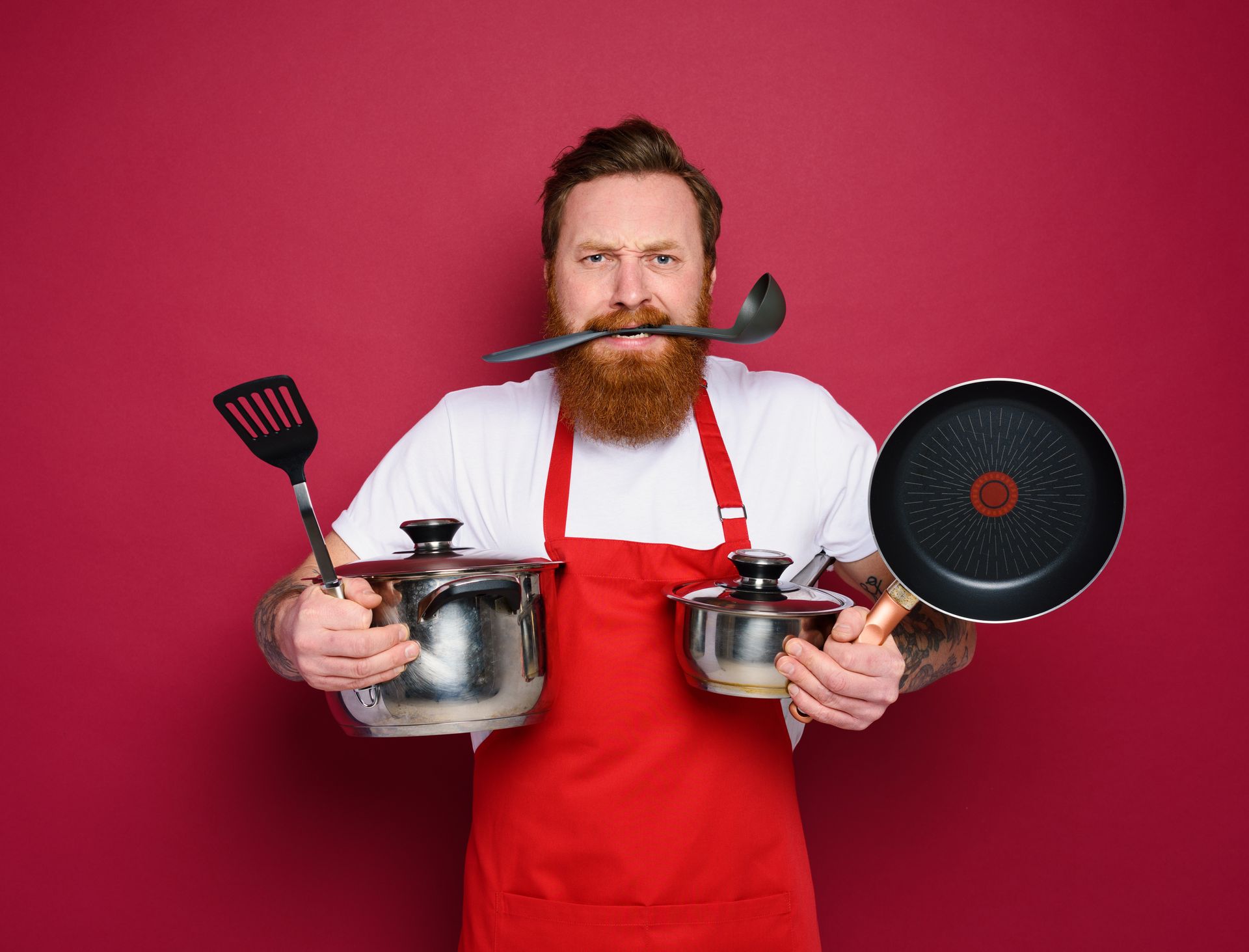 Ein Barkeeper hält einen Shaker und macht ein lustiges Gesicht.
