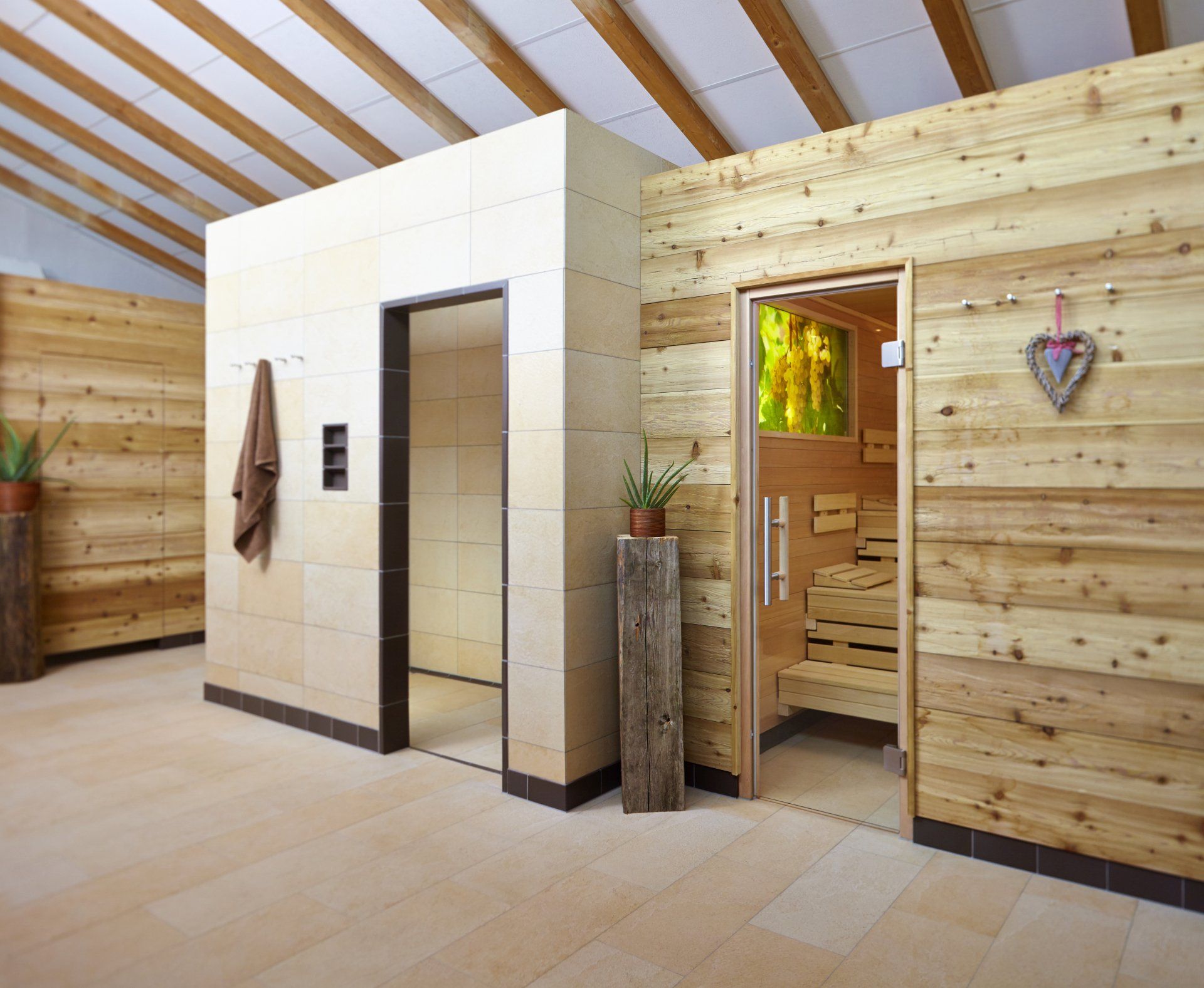 Eine Holzsauna mit einem an der Wand hängenden Herzen