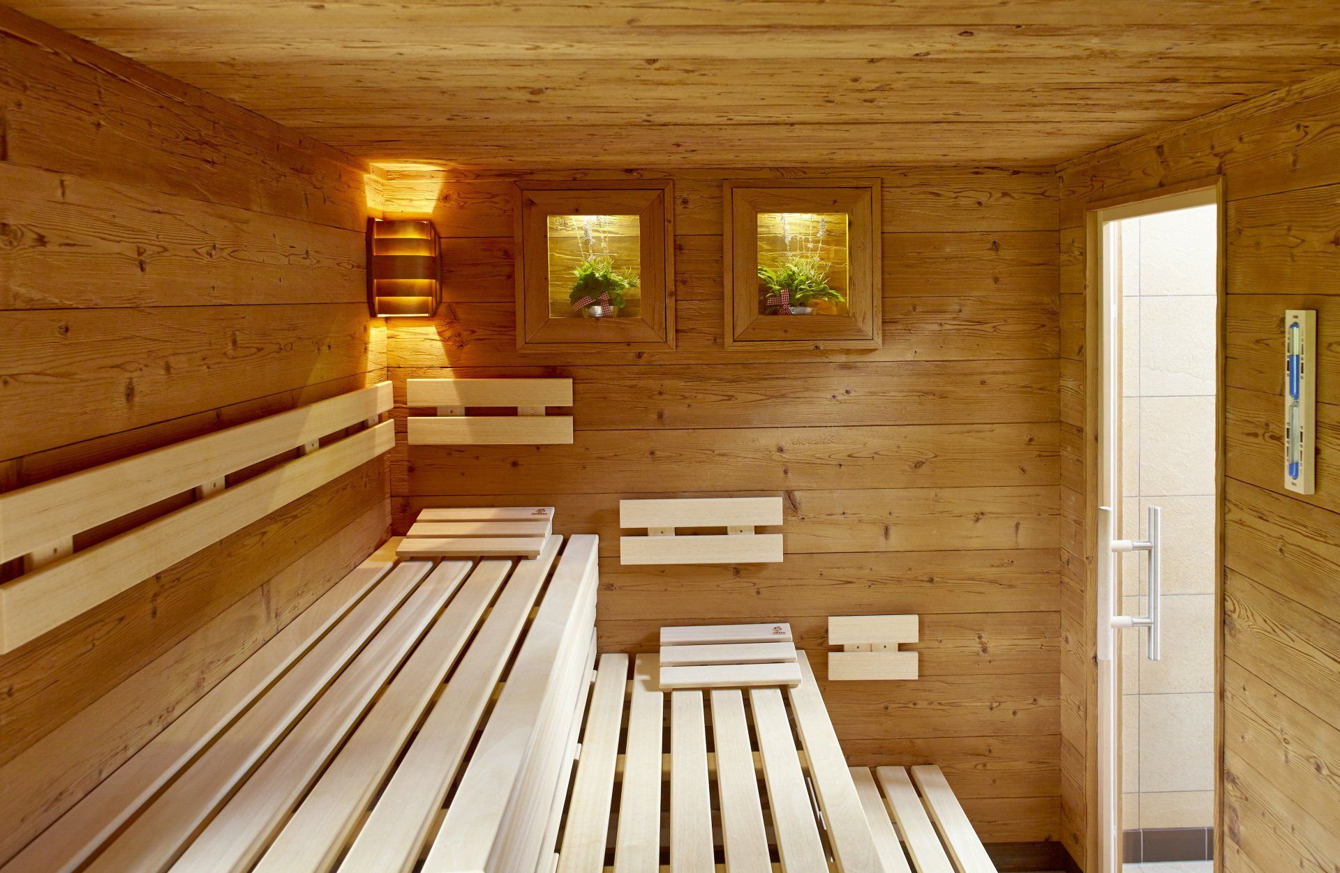 Eine Holzsauna mit Sitzbank und Tür