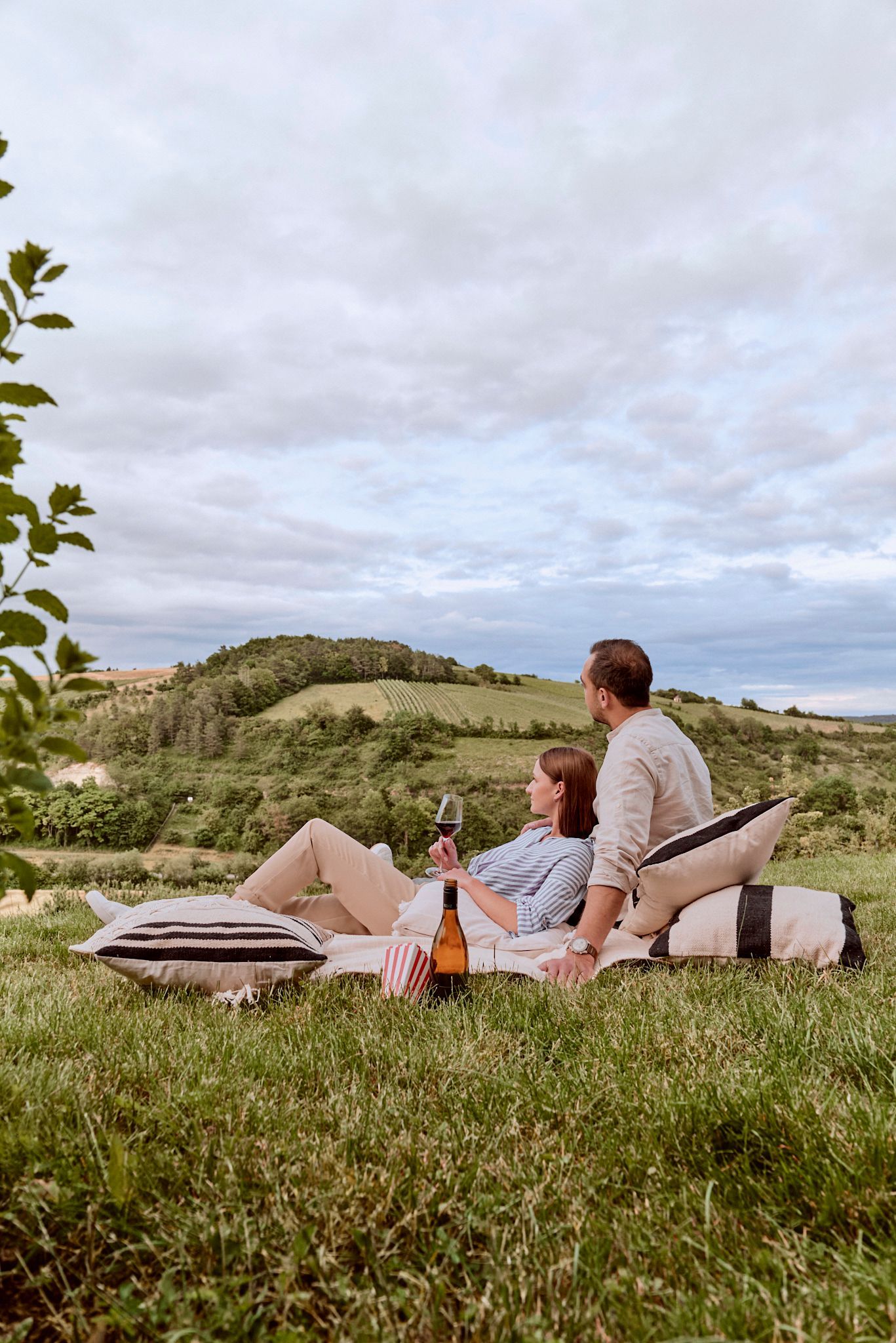 Ein Mann und eine Frau machen ein Picknick im Gras.
