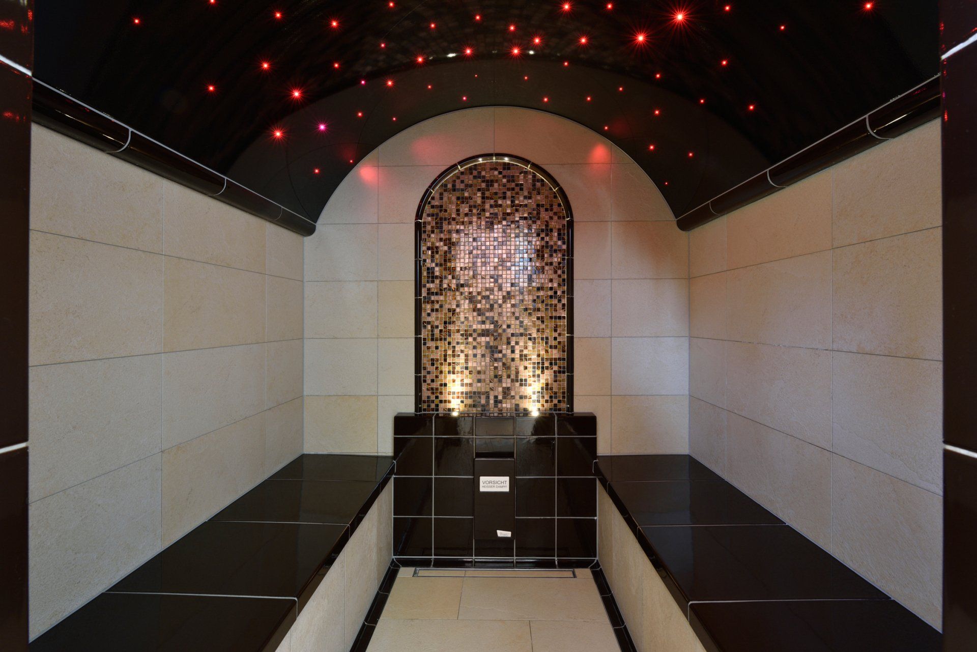 Ein Raum mit einer Decke, an der viele Lichter hängen