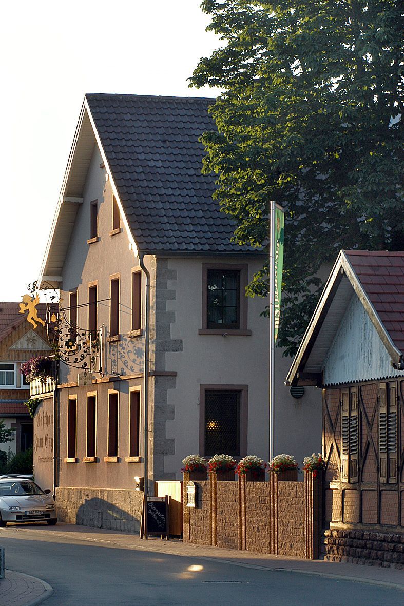 Ein Haus mit einem Dach, das mit Schindeln gedeckt ist