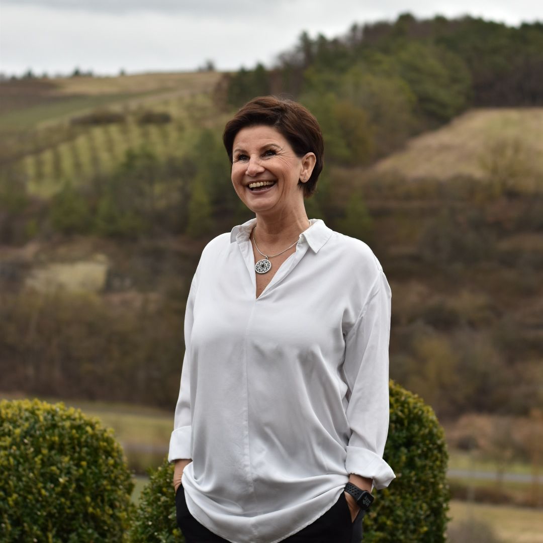 Christiane Bauer, Gastgeberin, Geschäftsführung