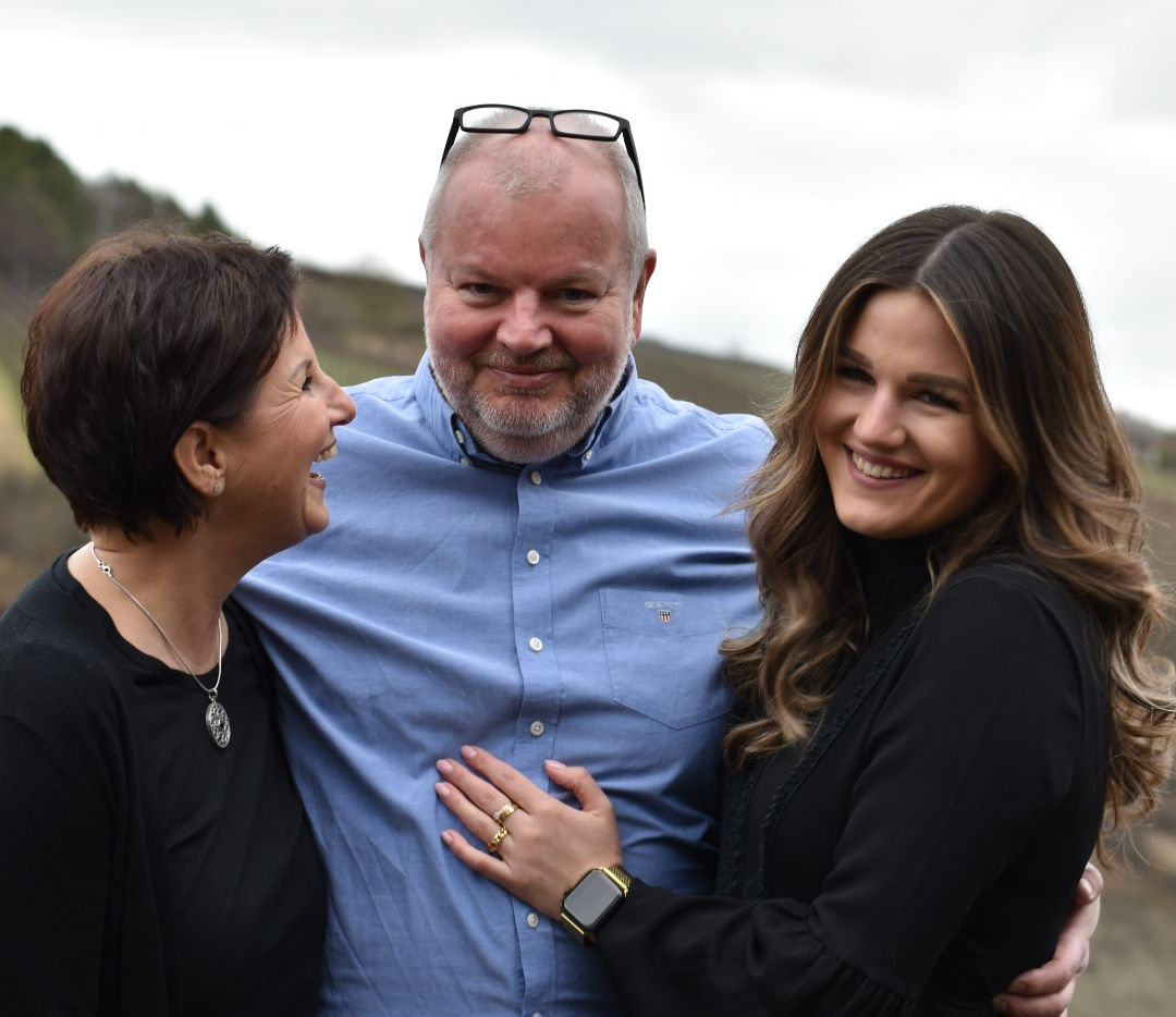 Ein Mann und zwei Frauen posieren zusammen für ein Foto