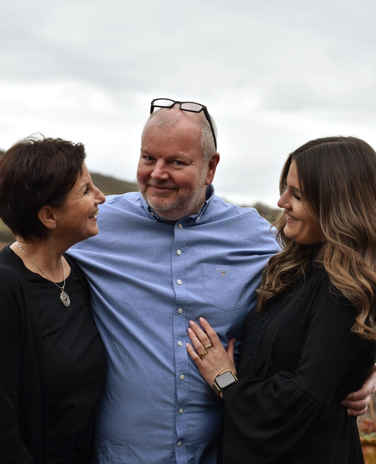 Hoteleigentümer: Martin, Nane und Alisa. 

