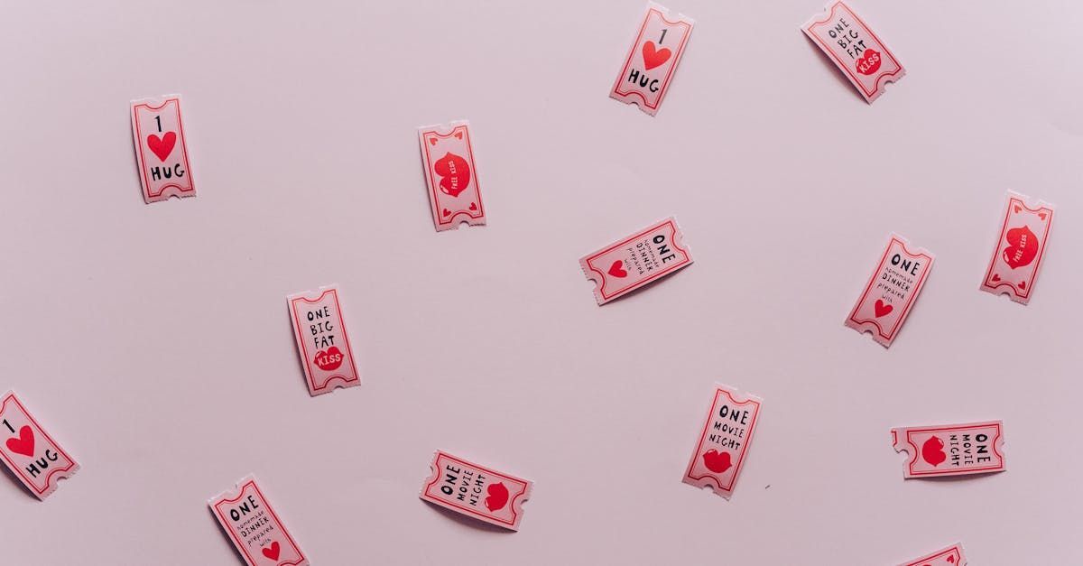 Ein Muster aus rosa Valentinstagskarten auf rosa Hintergrund.