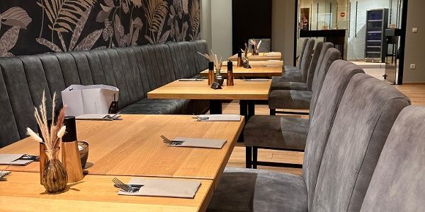 Eine Reihe von Tischen und Stühlen in einem Restaurant.