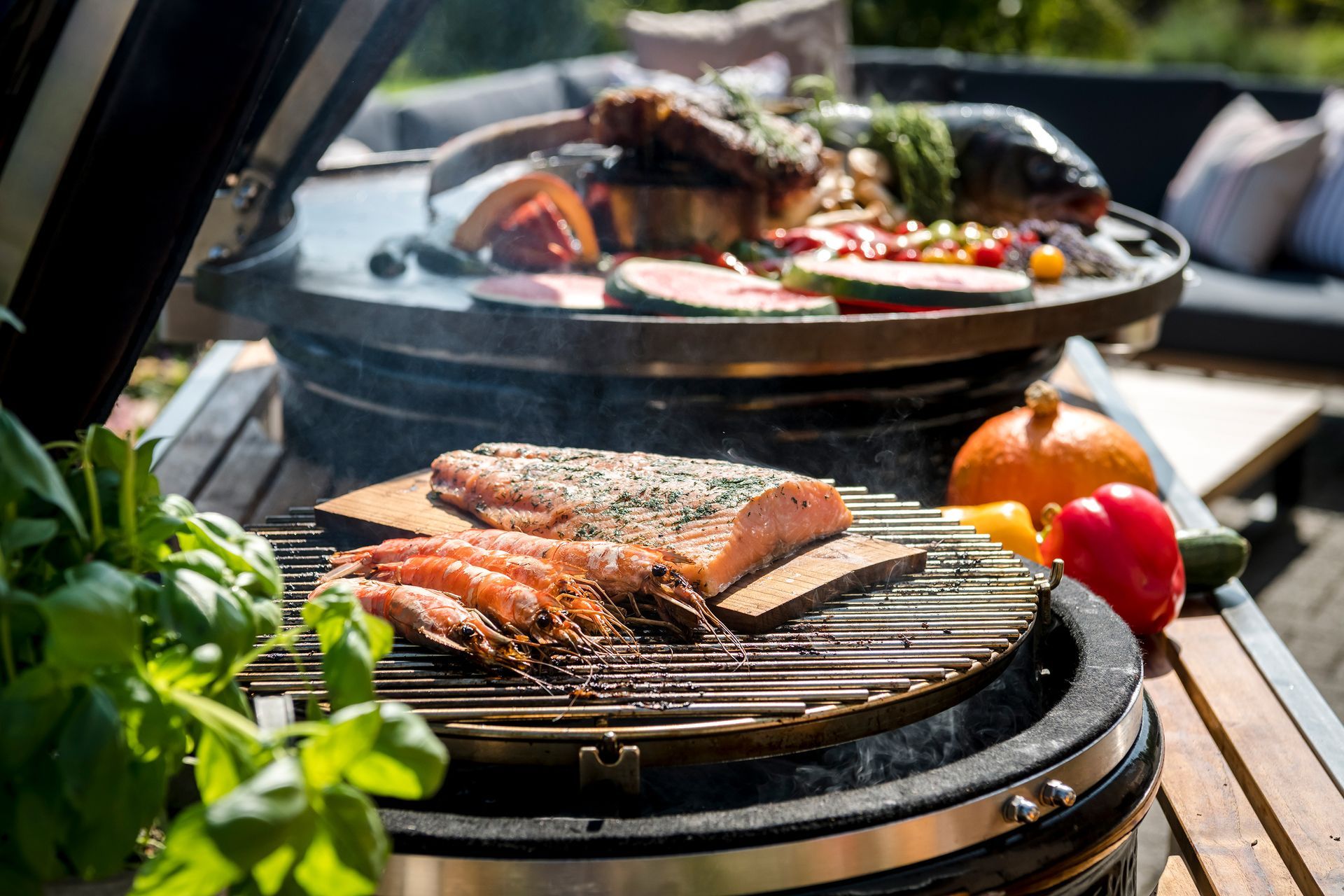 Ein Grill, auf dem Fleisch und Gemüse garen.