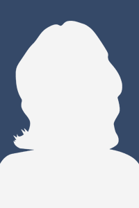 Silhouette einer Person mit schulterlangem Haar, die den Rücken zuwendet, vor blauem Hintergrund.