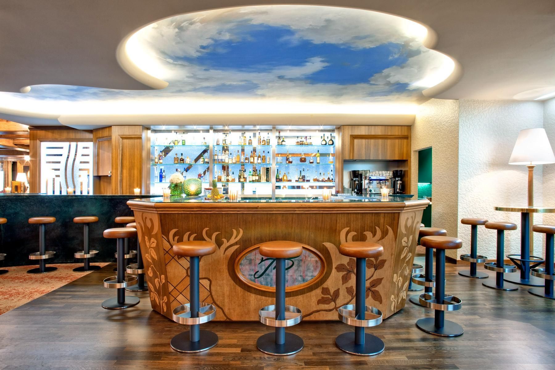 Un bar con sgabelli e un soffitto azzurro cielo