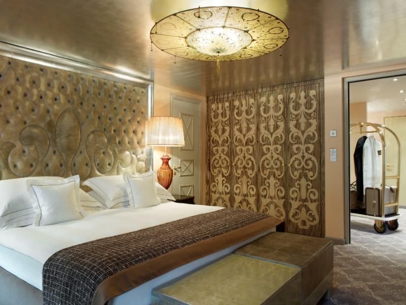 Una camera d'albergo con un letto grande e un orologio sul muro