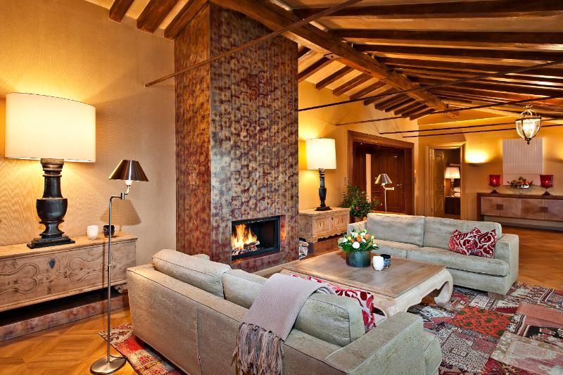 C'è un camino al centro del soggiorno.