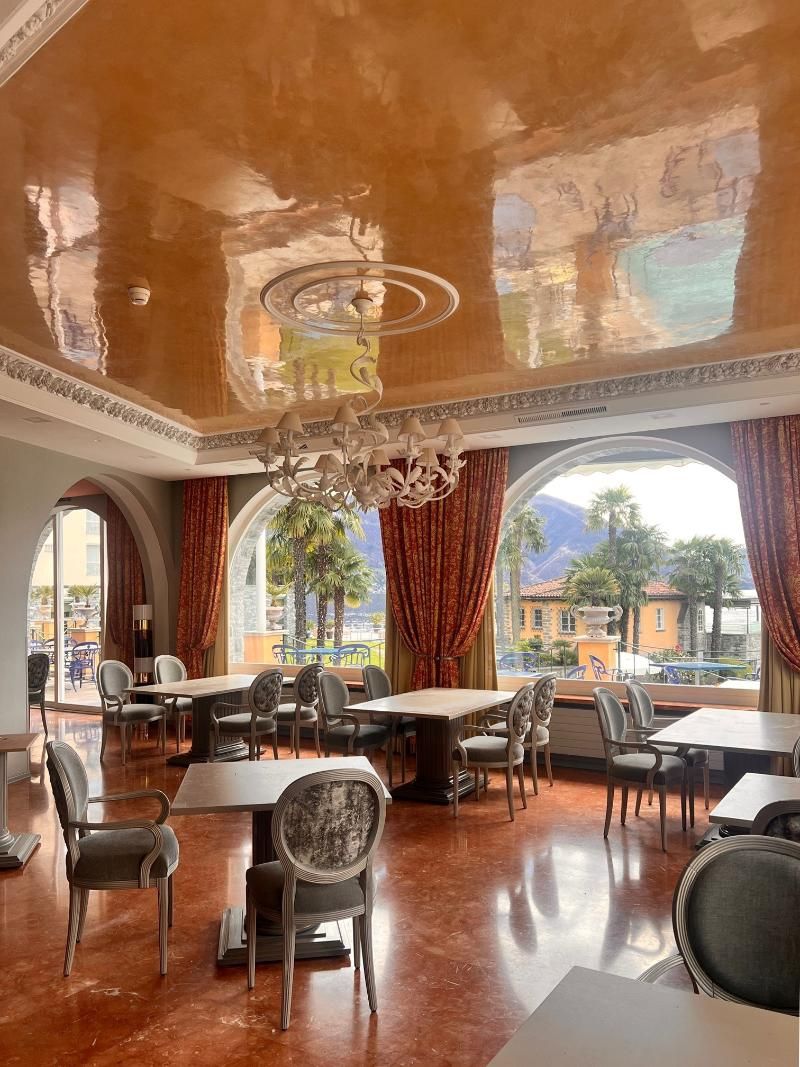 Un'ampia sala da pranzo con tavoli e sedie e un lampadario.