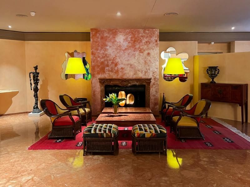 Un soggiorno con mobili in vimini e camino