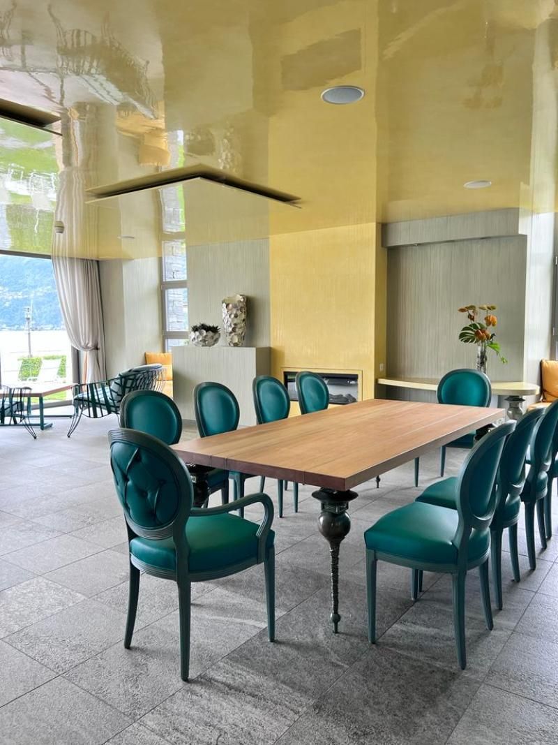 Una grande stanza con tavolo e sedie.