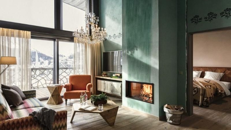 C'è un camino al centro del soggiorno.