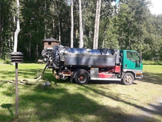 Loka-auto tyhjentää kaivoa
