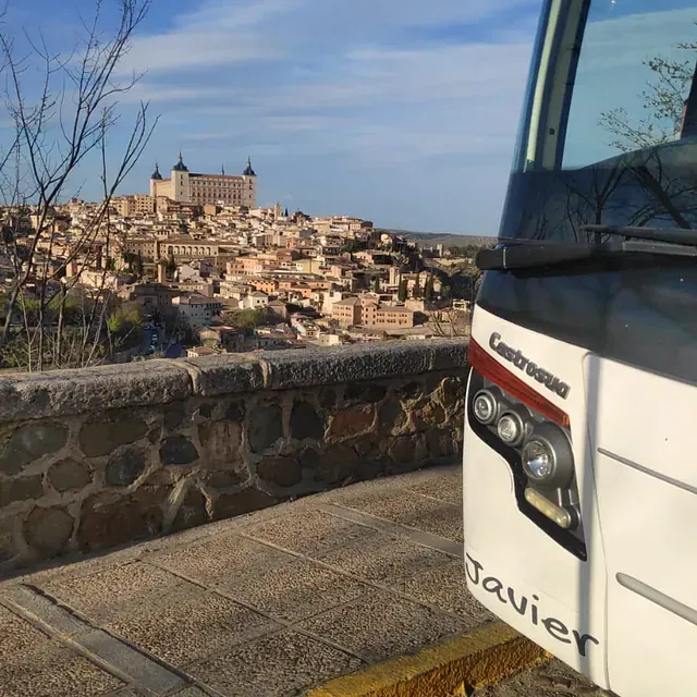 La palabra javier está en el lateral de un autobús.