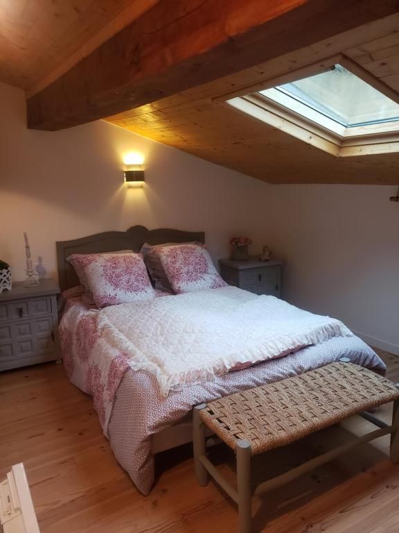 Un lit dans une chambre mansardée