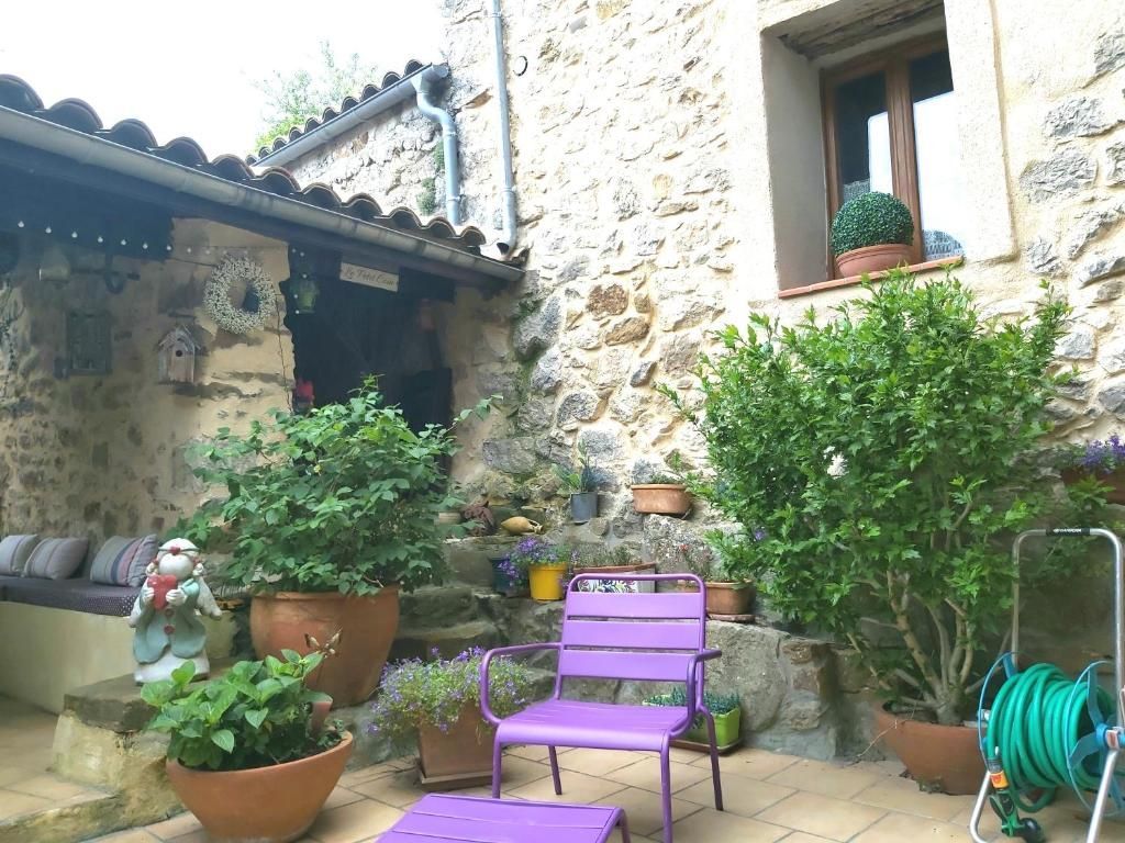 Une cour avec une chaise et une petite table violette