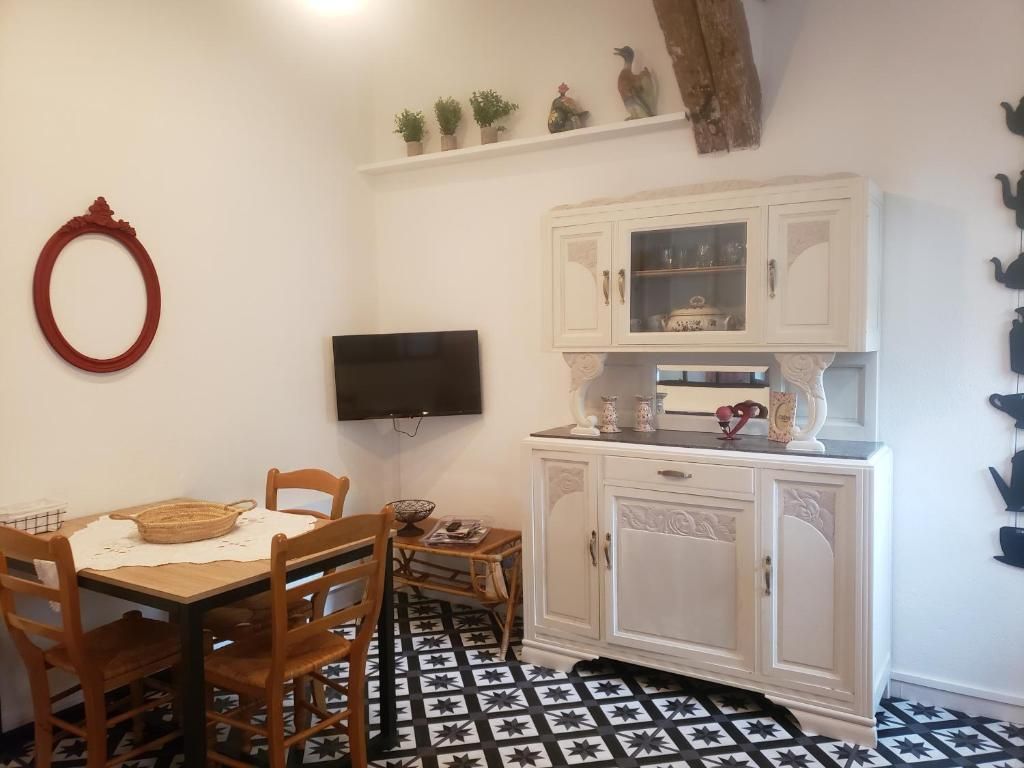 Moulin avec montagnes derrière