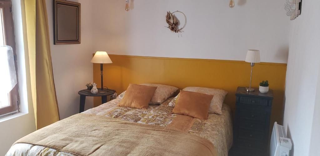 Un lit dans une chambre mansardée