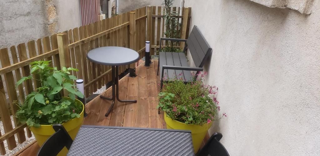 La terrasse aménagée d'un gîte